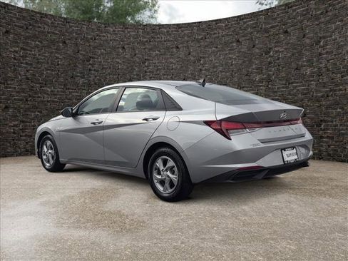 Used 2023 Hyundai Elantra SE image 4