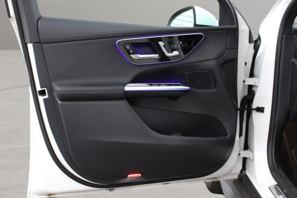 Used 2025 Mercedes-Benz GLC 300 4MATIC image 16