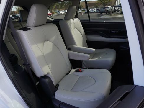 Used 2024 Toyota Grand Highlander XLE image 9