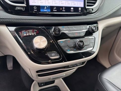 Used 2023 Chrysler Pacifica Touring-L FWD image 18