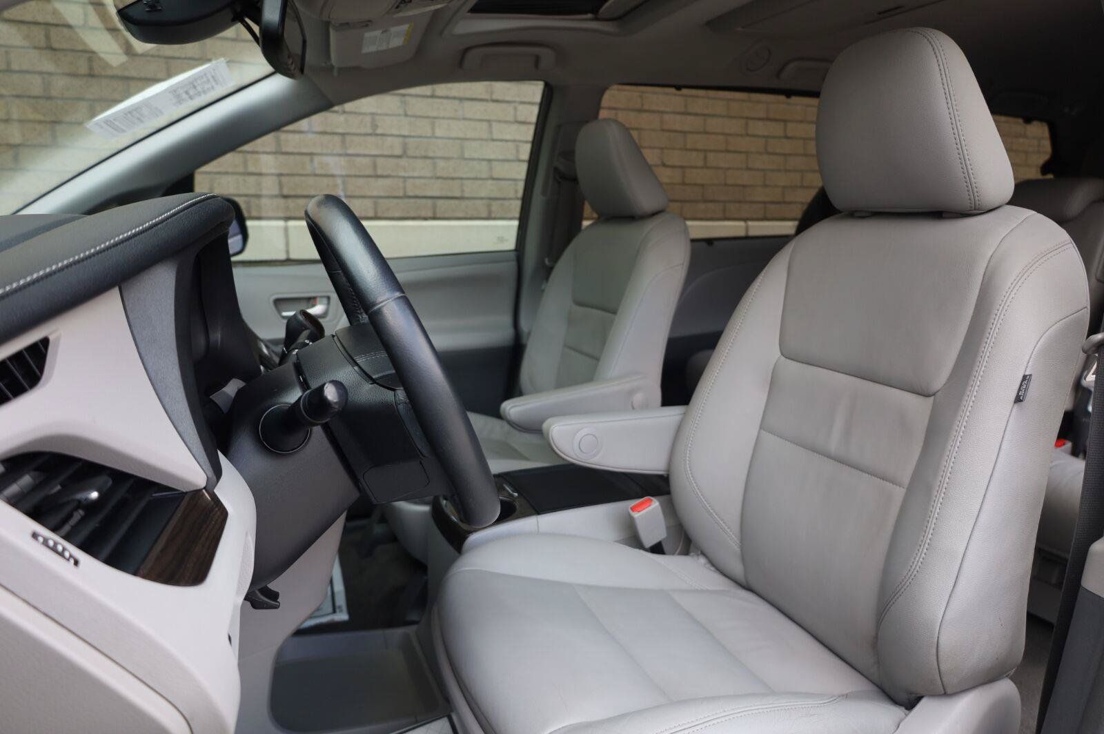 Used 2019 Toyota Sienna XLE Premium FWD image 14