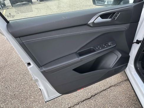 New 2025 Volkswagen Taos SE image 11