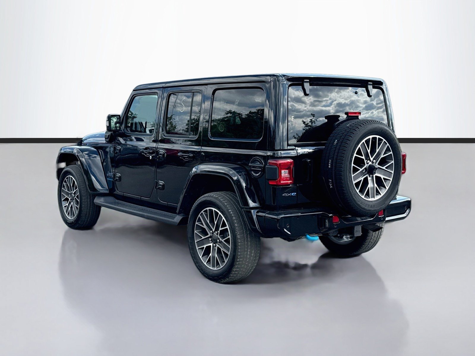 Used 2023 Jeep Wrangler Unlimited Sahara AWD/4WD image 5