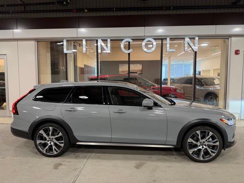 Used 2024 Volvo V90 B6 Cross Country Ultimate w/ Climate Package AWD/4WD image 5