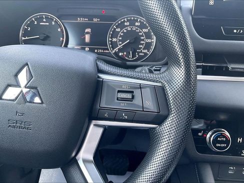 Used 2025 Mitsubishi Outlander ES image 18