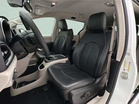 Used 2023 Chrysler Pacifica Touring-L FWD image 14