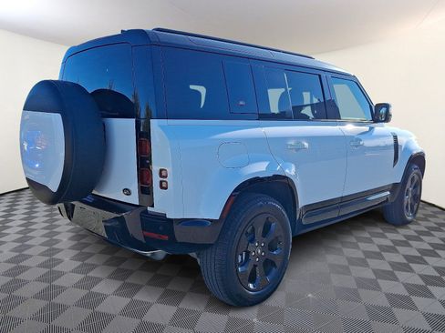Used 2023 Land Rover Defender 110 X-Dynamic SE image 4