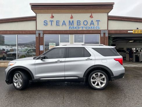 Used 2020 Ford Explorer Platinum w/ Premium Technology Package image 2