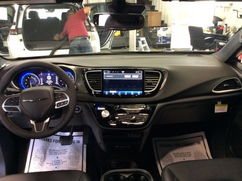 New 2025 Chrysler Voyager LX image 18