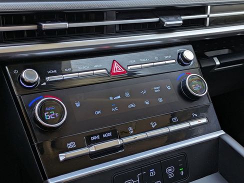 Used 2025 Hyundai Santa Fe SEL FWD image 17