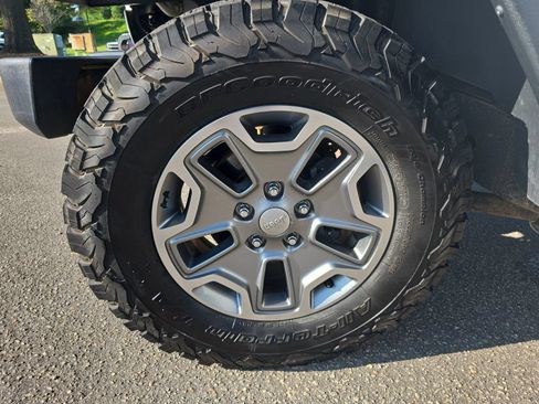Used 2017 Jeep Wrangler Unlimited Rubicon w/ Connectivity Group AWD/4WD image 29