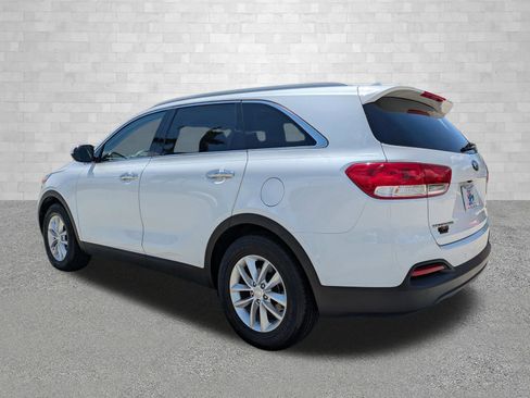 Used 2018 Kia Sorento FWD image 4