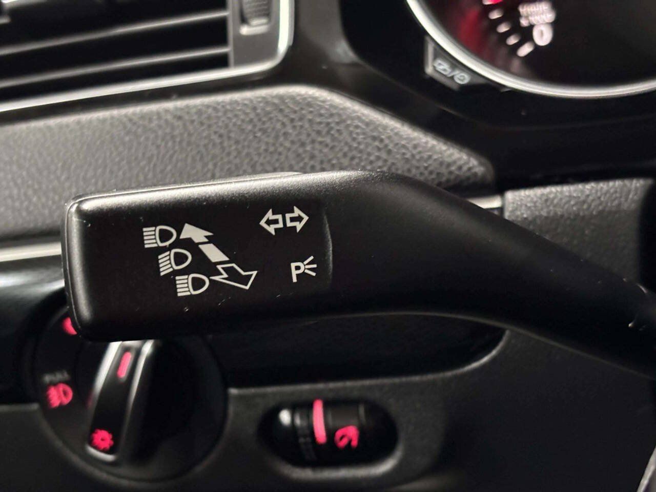 Used 2016 Volkswagen Jetta SEL FWD image 35