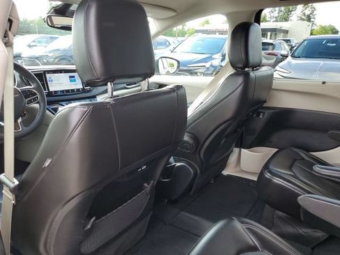 Used 2023 Chrysler Pacifica Touring-L FWD image 34