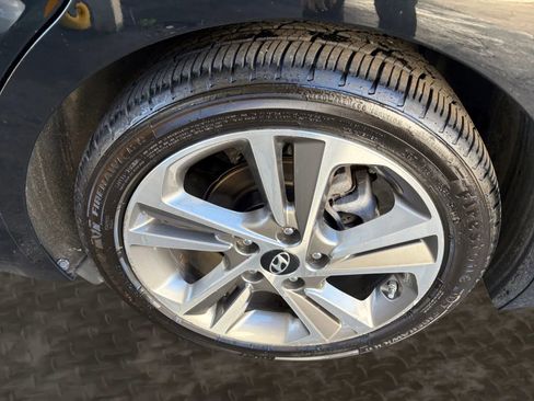 Used 2017 Hyundai Elantra Limited w/ Limited Tech Package 08 FWD image 38