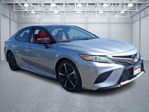 Used 2020 Toyota Camry XSE image 7