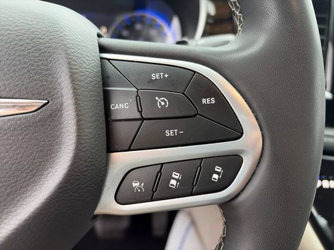 Used 2023 Chrysler Pacifica Limited FWD image 22