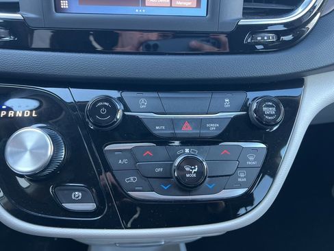 Used 2023 Chrysler Voyager LX image 21