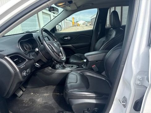 Used 2019 Jeep Cherokee Latitude Plus w/ Cold Weather Group AWD/4WD image 3