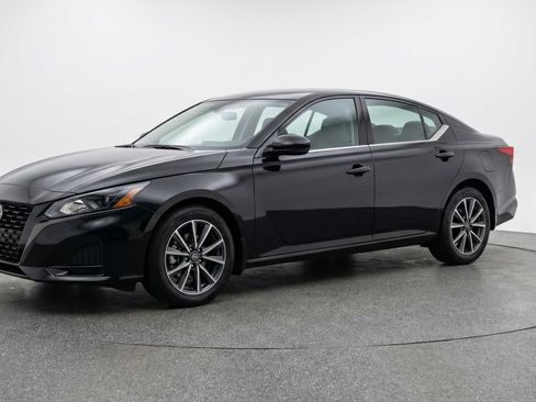 Used 2025 Nissan Altima 2.5 SV FWD image 3