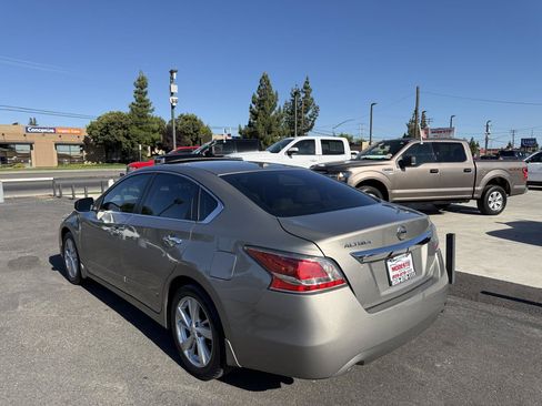 Used 2015 Nissan Altima 2.5 SL w/ Technology Package FWD image 5