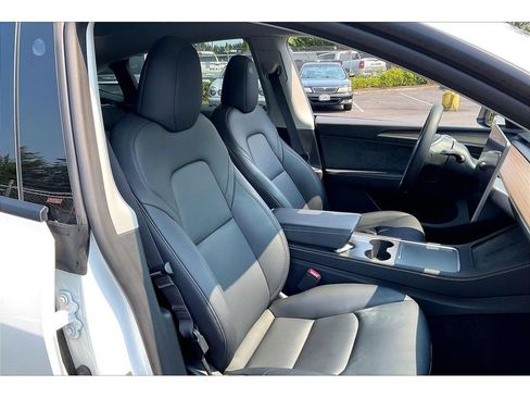 Used 2025 Tesla Model Y Long Range RWD image 7