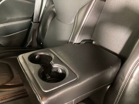 Used 2019 Jeep Cherokee Limited image 16