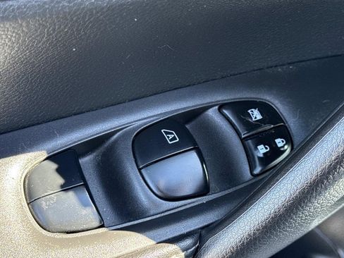 Used 2019 Nissan Rogue Sport S image 19