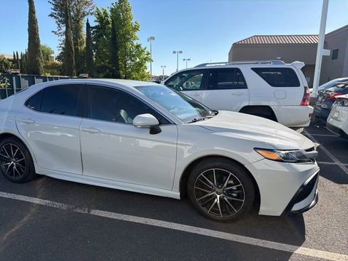 Used 2022 Toyota Camry SE FWD image 3