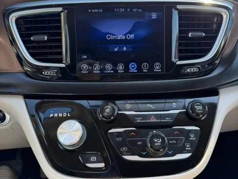 Used 2017 Chrysler Pacifica Touring-L Plus FWD image 5