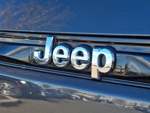 Used 2023 Jeep Grand Cherokee Laredo image 31