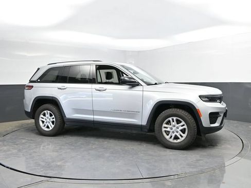 Used 2024 Jeep Grand Cherokee Laredo AWD/4WD image 4