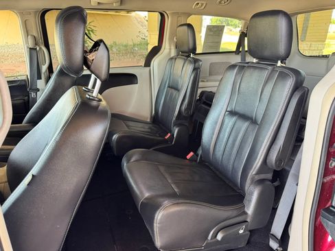 Used 2014 Chrysler Town & Country Touring FWD image 18