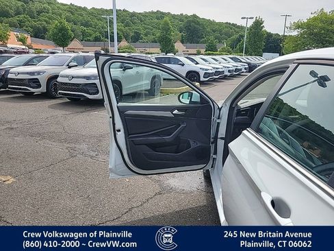 Certified 2023 Volkswagen Jetta SE w/ Panoramic Sunroof Package FWD image 39