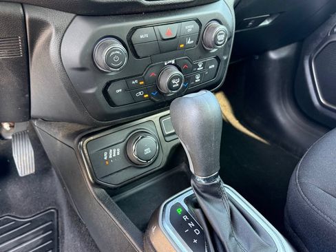 Used 2022 Jeep Renegade Latitude AWD/4WD image 21