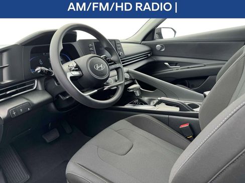 Used 2025 Hyundai Elantra SE image 16
