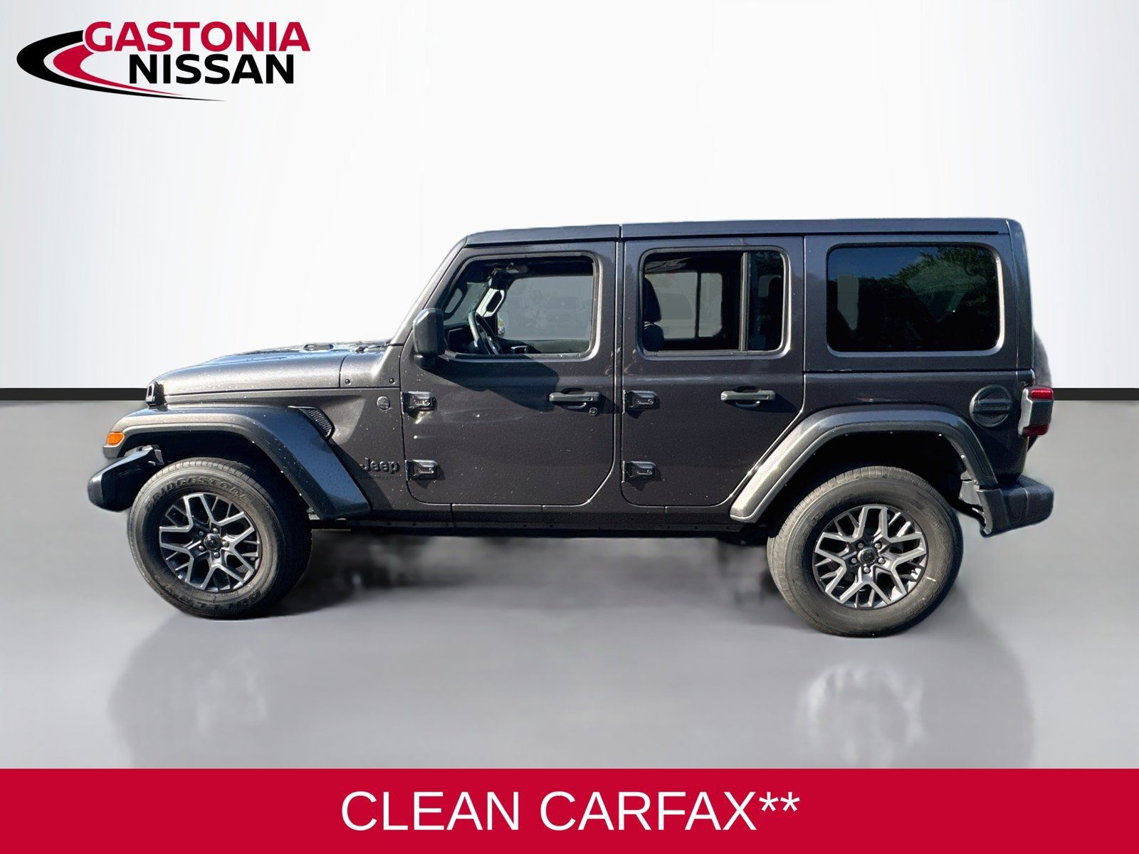Used 2025 Jeep Wrangler Unlimited Sahara AWD/4WD image 5