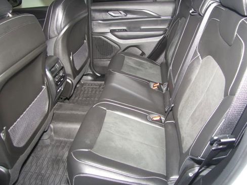 Used 2025 Jeep Grand Cherokee Altitude AWD/4WD image 13
