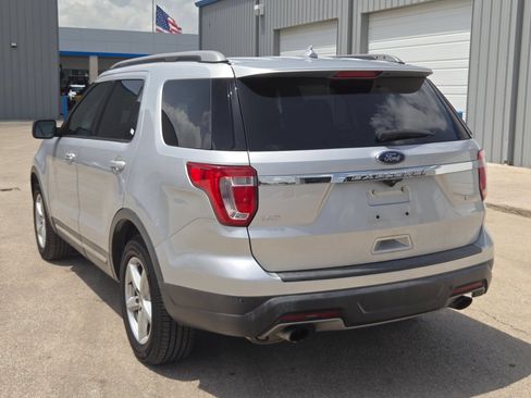 Used 2019 Ford Explorer XLT w/ Equipment Group 202A FWD image 5