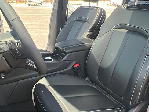 New 2025 Jeep Grand Cherokee L Limited w/ Luxury Tech Group II image 17