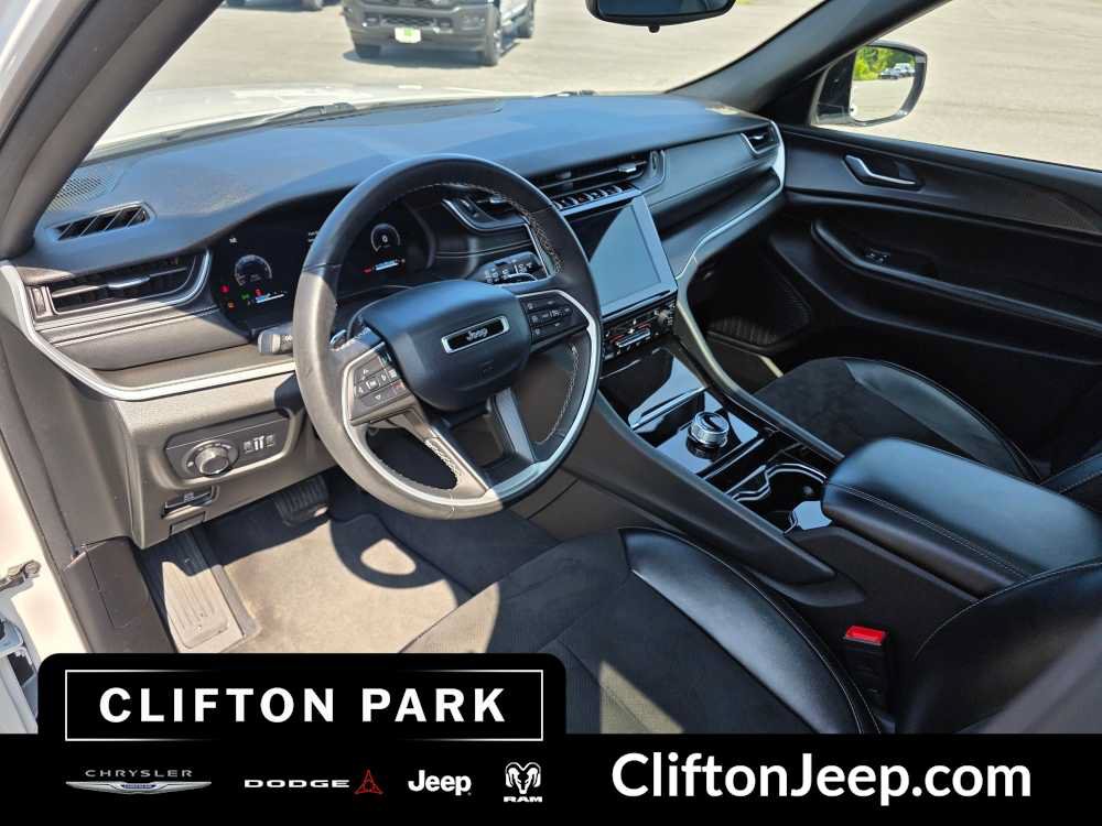 Used 2023 Jeep Grand Cherokee Laredo AWD/4WD image 11