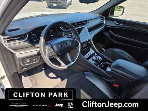 Used 2023 Jeep Grand Cherokee Altitude AWD/4WD image 11