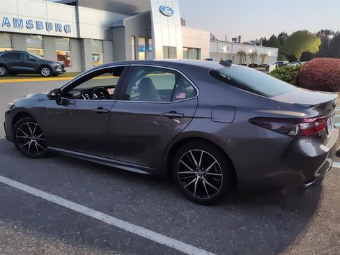 Used 2024 Toyota Camry SE w/ Cold Weather Package image 4