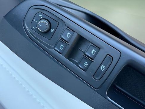 Used 2025 Volkswagen Taos SE image 18