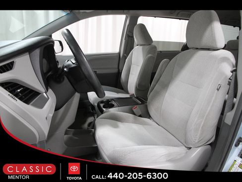 Used 2015 Toyota Sienna LE FWD image 5