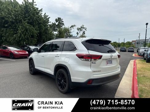 Used 2019 Toyota Highlander SE FWD image 3