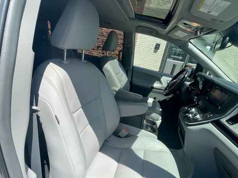 Used 2019 Toyota Sienna XLE w/ XLE Navigation Package AWD/4WD image 21