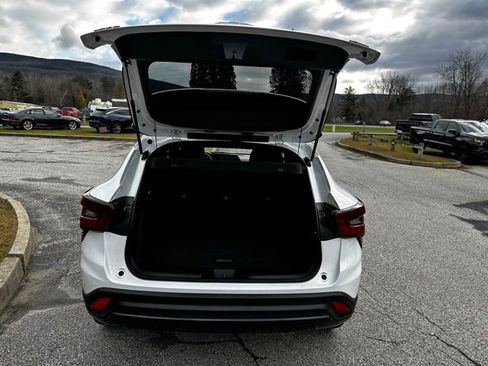 Used 2024 Chevrolet Trax RS w/ Driver Confidence Package image 11