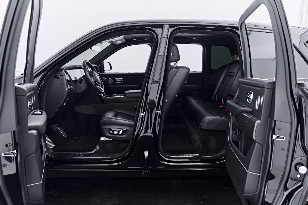 Used 2025 Rolls-Royce Cullinan Black Badge AWD/4WD image 40