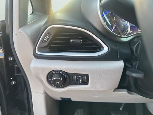 Certified 2024 Chrysler Pacifica Touring-L image 26